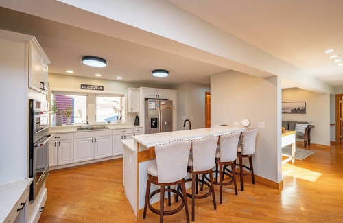 Oakland House | Stunning Deep Creek Lakefront w/Hot Tub & Dock