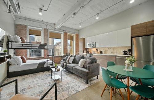 Downtown Dallas Apartment | Stunning Downtown Apartment with Pool, Laundry, Parking
