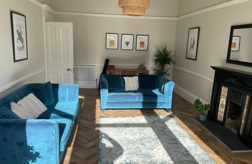 North West Apartment | Stunning Glasgow West End Apartment - facing Botanic gardens