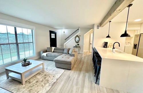 Wetmore House | Stunning Glass Balcony Townhome with Rolling Hills View Near Six Flags & Boerne