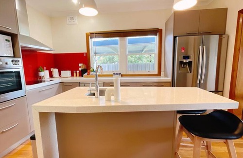Glenorchy House | Stunning Hobart 3-bed home- close to shopping centers