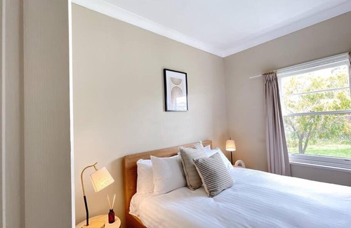 Glenorchy House | Stunning Hobart 3-bed home- close to shopping centers