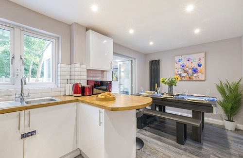 Knowle Sands House | Stunning Home Central MK, Pool Table, Free Parking, Smart Tvs Netflix & Disney+