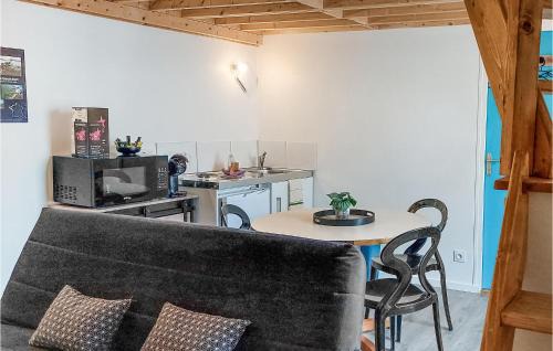 Neuilly-le-Vendin House | Stunning Home In Neuilly Le Vendin