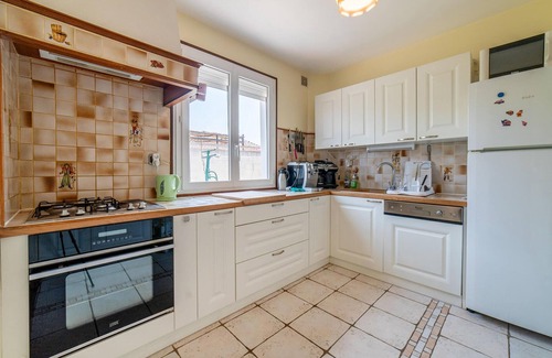 Bassan House | Stunning home in Bassan with WiFi