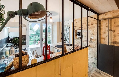 Frossay House | Stunning home in Frossay with WiFi