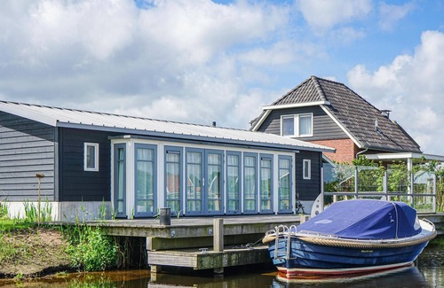 Zuideinde House | Stunning home in Giethoorn with WiFi