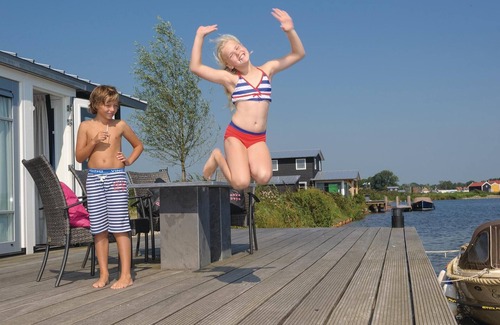 Zuideinde House | Stunning home in Giethoorn with WiFi
