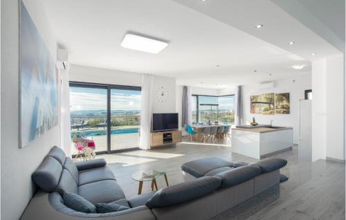 Mravince House | Stunning Home In Kucine