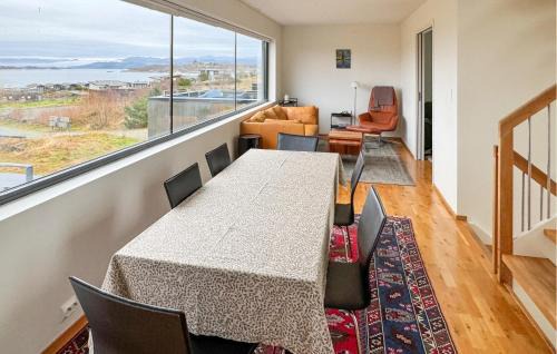 Osthusvik House | Stunning Home In Rennesøy With Wifi