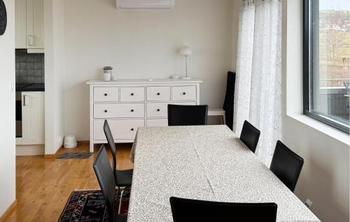 Osthusvik House | Stunning Home In Rennesøy With Wifi