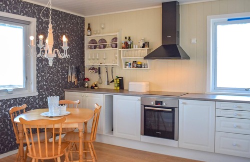 Utaker House | Stunning home in Skånevik with kitchen