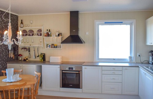 Utaker House | Stunning home in Skånevik with kitchen