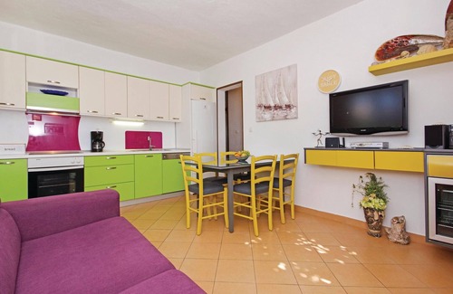 Sucuraj House | Stunning home in Sucuraj with kitchen