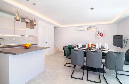 Sumartin House | Stunning home in Sumartin