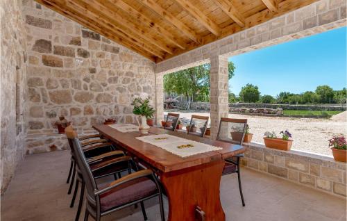 Unesic House | Stunning Home In Unesic