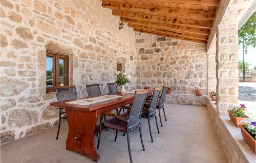 Unesic House | Stunning Home In Unesic