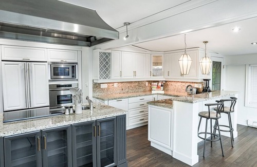 Central Okanagan House | Stunning Home with a 180° view of the Lake + Hot Tub + Firepit + Pool Table