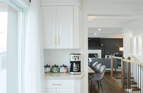 Central Okanagan House | Stunning Home with a 180° view of the Lake + Hot Tub + Firepit + Pool Table