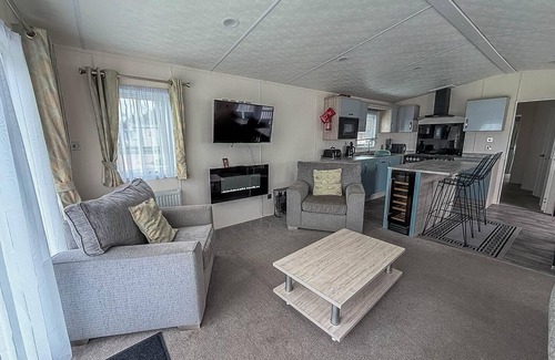 Hopton House | Stunning lodge full sea views at Broadland Sands in Suffolk ref 20089BS