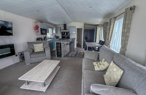 Hopton House | Stunning lodge full sea views at Broadland Sands in Suffolk ref 20089BS