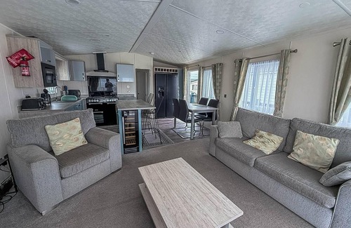 Hopton House | Stunning lodge full sea views at Broadland Sands in Suffolk ref 20089BS