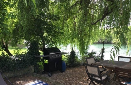 Saint-Savinien House | Stunning Maison Bourgeoise on the banks of the Charente, canoe from the door