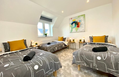 Poole House | Stunning NEW Large 3 bedroom House - 5 Minutes to the nearest Beach! - Great Location - Garden - Parking - Fast WiFi - Smart TV - Newly decorated - sleeps up to 7! Close to Poole & Bournemouth & Sandbanks