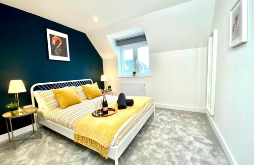 Poole House | Stunning NEW Large 3 bedroom House - 5 Minutes to the nearest Beach! - Great Location - Garden - Parking - Fast WiFi - Smart TV - Newly decorated - sleeps up to 7! Close to Poole & Bournemouth & Sandbanks