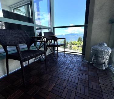 Downtown Vancouver Apartment | Stunning ocean (sound of waves)