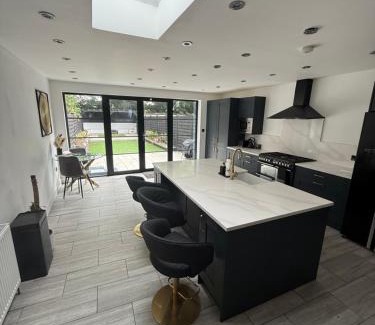 Ponders End House | Stunning Open Plan 3 Bedroom House