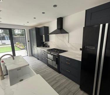 Ponders End House | Stunning Open Plan 3 Bedroom House