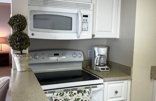 Ormond Shores Estates Condo | Stunning Pool & Ocean View 2/2 Ormond Beach Condominium