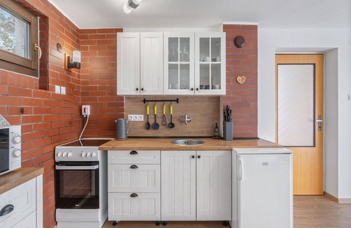 Branzez House | Stunning private villa for 6 guests with WIFI, balcony and pets allowed