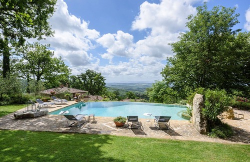 Castellina in Chianti Villa | Stunning private villa for 16 people with WIFI, private pool, A/C, TV and veranda, close to Siena