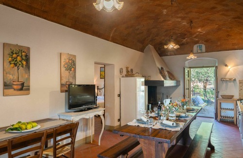 Montevarchi Villa | Stunning private villa with WIFI, private pool, TV, balcony, pets allowed and panoramic view