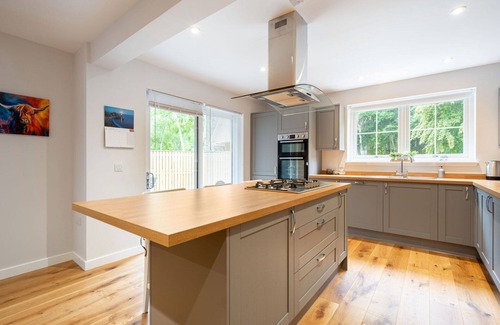 Drumnadrochit House | Stunning private villa for 8 people with WIFI, TV, patio and pets allowed