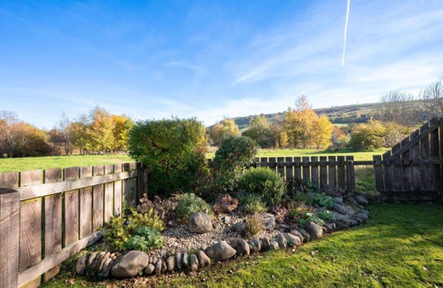 Drumnadrochit House | Stunning private villa for 6 guests with WIFI, TV and patio