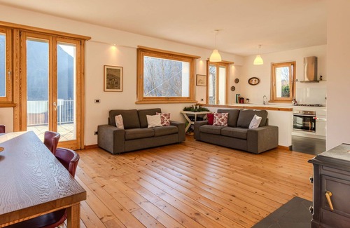 Vendrogno House | Stunning private villa for 9 guests with WIFI, terrace, pets allowed and parking