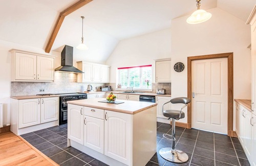 Loch Ness House | Stunning private villa for 6 guests with WIFI, TV, patio and panoramic view