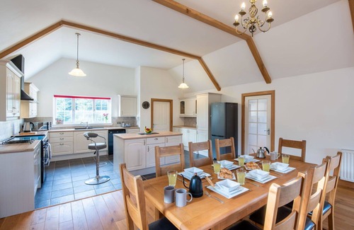 Loch Ness House | Stunning private villa for 6 guests with WIFI, TV, patio and panoramic view