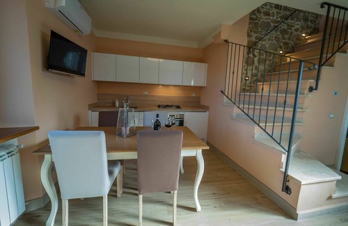 Seggiano House | Stunning private villa for 4 guests with hot tub, WIFI, A/C, TV, terrace and panoramic view