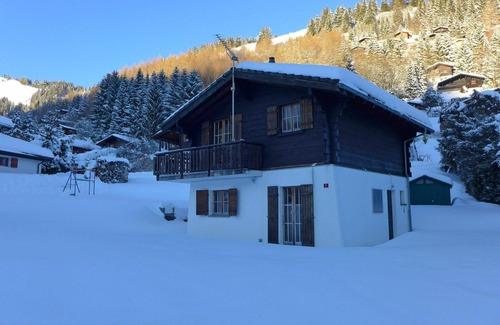 Moleson House | Stunning private villa for 6 guests with WIFI, TV, patio, pets allowed and panoramic view
