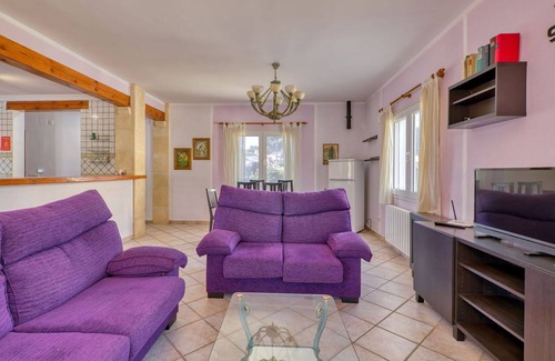 Urbanizacion La Mandarina House | Stunning private villa for 6 guests with WIFI, private pool, A/C, TV, terrace and pets allowed