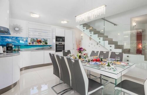Rogocana House | Stunning private villa for 8 guests with WIFI, A/C, private pool, TV and patio