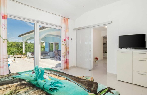 Rogocana House | Stunning private villa for 8 guests with WIFI, A/C, private pool, TV and patio