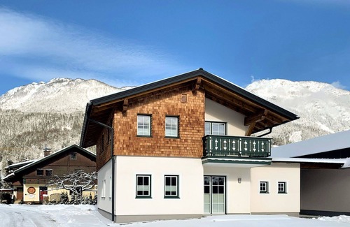 Weissenbach House | Stunning private villa for 8 guests with WIFI, TV, terrace and pets allowed