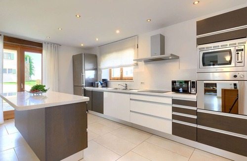 Baredine Villa | Stunning private villa for 8 people with WIFI, private pool, A/C, TV, terrace and panoramic view