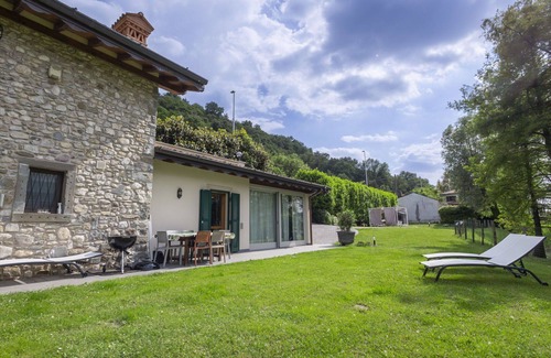 Cremignane Villa | Stunning private villa for 6 people with WIFI, A/C, private pool, TV, patio and pets allowed