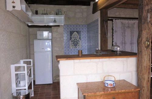 Huismes Villa | Stunning private villa for 2 people with WIFI, TV, terrace, pets allowed and parking